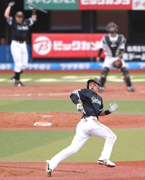 ロッテ対ソフトバンク 7回表ソフトバンク1死一、二塁、2点適時三塁打を放つ柳田(撮影・狩俣裕三)