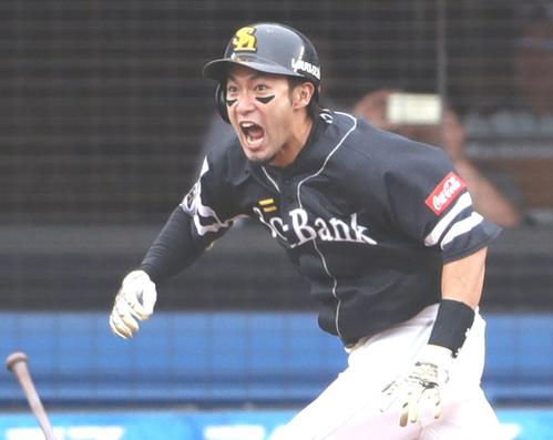 ロッテ対ソフトバンク 7回表ソフトバンク1死一、二塁、2点適時三塁打を放ち、ほえる柳田(撮影・狩俣裕三)