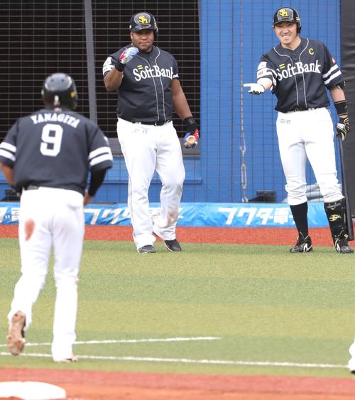 ロッテ対ソフトバンク 7回表ソフトバンク1死一、二塁、2点適時三塁打を放った柳田(手前)に投手交代の間、タッチしに来るよう要求するデスパイネ(左)と内川(撮影・狩俣裕三)