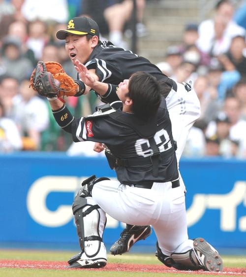 ロッテ対ソフトバンク 2回裏ロッテ2死、荻野の打球を追って甲斐(下)と交錯する内川(撮影・中島郁夫)