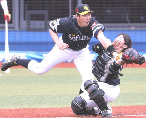 ロッテ対ソフトバンク 2回裏ロッテ2死、荻野貴司の飛球を取ろうと、交錯する内川(左)と甲斐(撮影・狩俣裕三)
