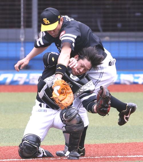 ロッテ対ソフトバンク 2回裏ロッテ2死、荻野貴司の飛球を取ろうと、交錯する内川(左)と甲斐(撮影・狩俣裕三)