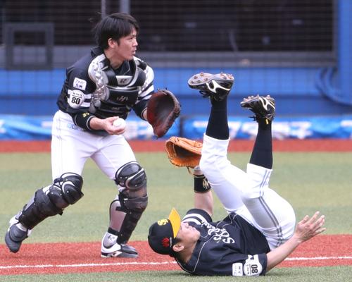 ロッテ対ソフトバンク 2回裏ロッテ2死、荻野の飛球を取ろうと、甲斐(左)と交錯し転倒する内川(撮影・狩俣裕三)