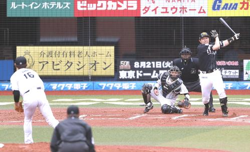 ロッテ対ソフトバンク 6回表ソフトバンク無死一塁、二ゴロに打ち取られる内川。投手涌井(撮影・狩俣裕三)