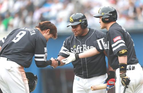 ロッテ対ソフトバンク 7回表ソフトバンク1死一、二塁、2点適時三塁打を放ちった柳田(左)は、デスパイネ(中央)と内川にベンチ前まで呼び戻されて握手(撮影・中島郁夫)