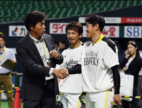 ソフトバンク対オリックス　秋山幸二氏と握手をかわす内川聖一、後方は松田宣浩（撮影・今浪浩三）