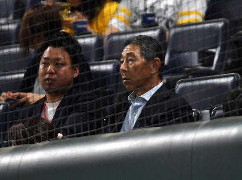 ソフトバンク対オリックス　ネット裏で観戦する父親内川一寛氏（右）（撮影・今浪浩三）