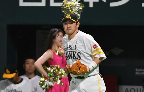 ソフトバンク対オリックス　１回表、守備に就く内川聖一（撮影・今浪浩三）