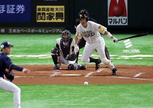ソフトバンク対オリックス　１回裏ソフトバンク２死二塁、内川聖一は遊ゴロに倒れる。投手西（撮影・栗木一考）