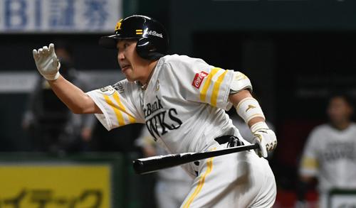 ソフトバンク対オリックス　３回裏ソフトバンク１死、内川聖一は遊ゴロに倒れる（撮影・今浪浩三）