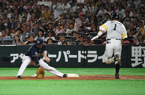 ソフトバンク対オリックス　３回裏ソフトバンク１死、内川聖一は遊ゴロに倒れる、野手Ｔー岡田（撮影・今浪浩三）