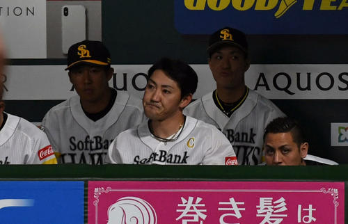 ソフトバンク対オリックス　６回裏ソフトバンク無死、内川聖一は二塁ゴロに倒れベンチで頭をかしげる（撮影・今浪浩三）