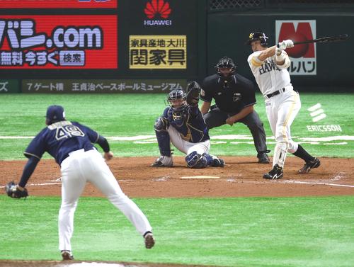 ソフトバンク対オリックス　８回裏ソフトバンク２死、内川は空振り三振に倒れる。投手沢田圭佑（撮影・栗木一考）