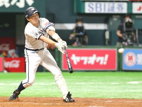 ４回裏ソフトバンク１死、内川聖一は右前安打を放ち通算１９９９安打とした（撮影・梅根麻紀）