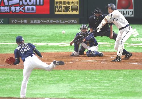 ソフトバンク対オリックス　４回裏ソフトバンク１死、内川聖一は右前打を放つ。投手山岡泰輔（撮影・栗木一考）