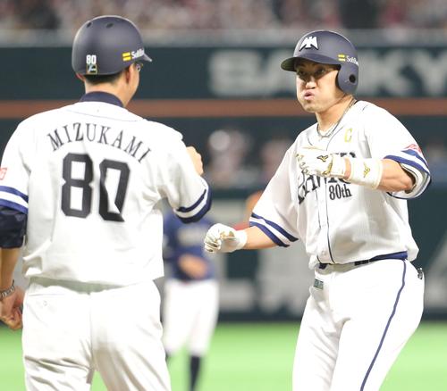 ４回裏ソフトバンク１死、内川聖一は右前安打を放つ（撮影・梅根麻紀）