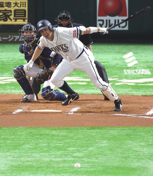 ソフトバンク対オリックス　６回裏ソフトバンク１死二塁、内川聖一は遊ゴロに倒れる。投手山岡泰輔（撮影・栗木一考）