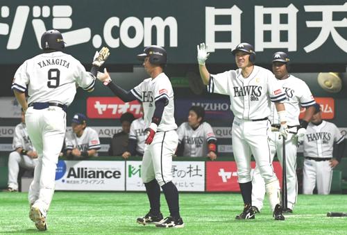 ソフトバンク対オリックス　４回裏ソフトバンク１死一塁、柳田悠岐は左越えに先制の２点本塁打を放ち内川聖一らナインに迎えられる（撮影・今浪浩三）