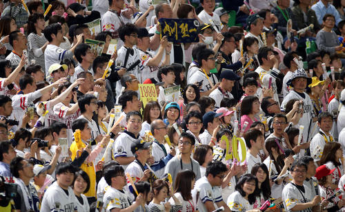 ソフトバンク対オリックス　内川聖一を応援するファン（撮影・栗木一考）