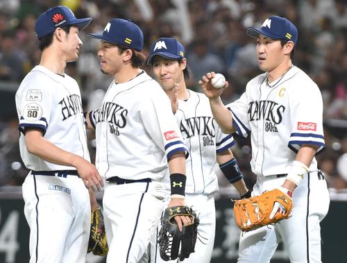 オリックス打線を１安打完封し勝利を挙げたソフトバンク武田翔太は内川聖一からウイニングボールを受け取る（撮影・今浪浩三）