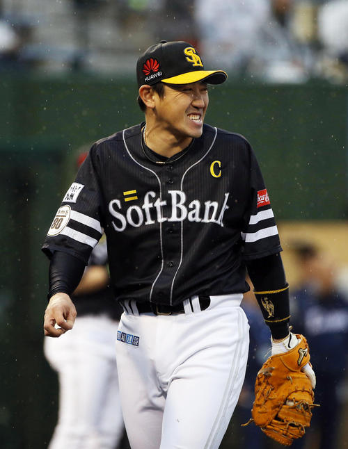 西武対ソフトバンク 練習で笑顔を見せる内川聖一(右)