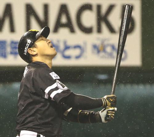 6回表ソフトバンク1死二塁、内川聖一は一飛に倒れる(撮影・栗木一考)