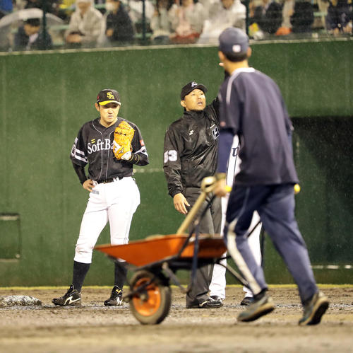 西武対ソフトバンク 8回裏西武の攻撃前、グラウンド整備中、不満そうな内川(撮影・浅見桂子)