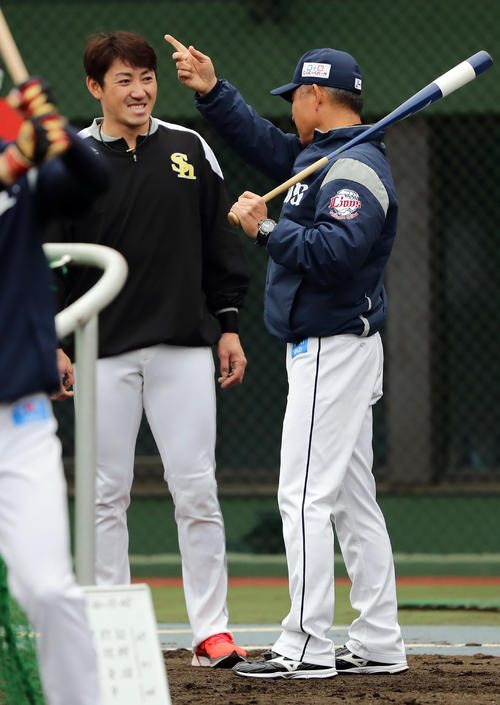 西武対ソフトバンク 試合前、談笑する内川(左)と辻監督(撮影・浅見桂子)