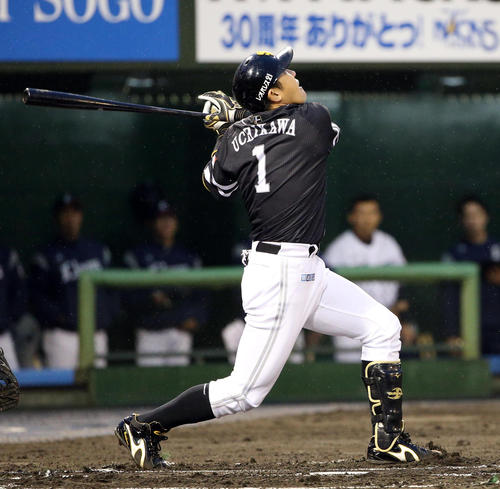 西武対ソフトバンク 1回表ソフトバンク2死一塁、内川聖一は三邪飛に倒れる(撮影・栗木一考)