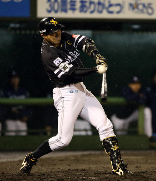 西武対ソフトバンク 4回表ソフトバンク無死、内川聖一は一邪飛に倒れる(撮影・栗木一考)