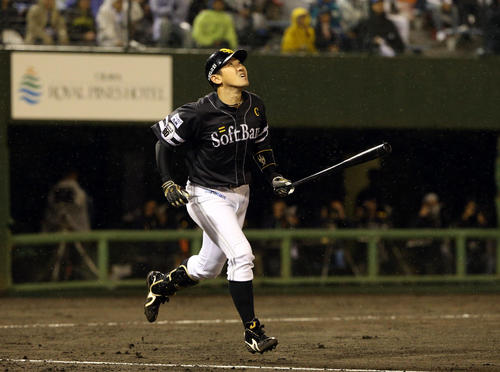 西武対ソフトバンク 4回表ソフトバンク無死、内川聖一は一邪飛に倒れる(撮影・栗木一考)