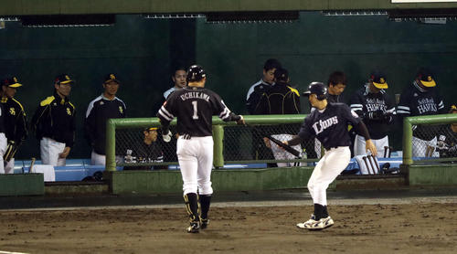 西武対ソフトバンク 4回表ソフトバンク無死、一邪飛に打ち取られる内川とソフトバンクベンチ(撮影・狩俣裕三)