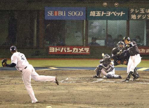 西武対ソフトバンク 6回表ソフトバンク無死、一飛に打ち取られる内川。投手カスティーヨ(撮影・狩俣裕三)