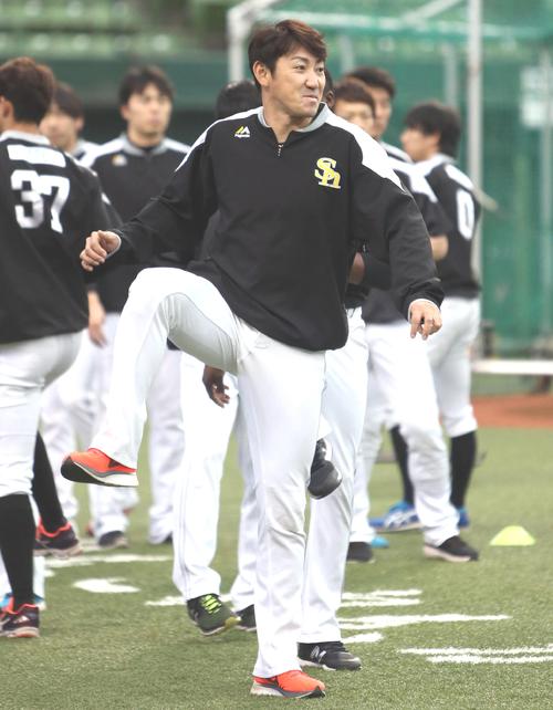 西武対ソフトバンク 笑顔でアップ運動する内川聖一(撮影・栗木一考)
