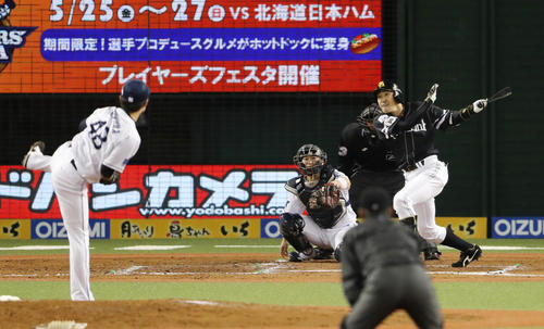 8回表ソフトバンク1死一塁、武隈から中前に2000本安打を放つ内川(撮影・野上伸悟)
