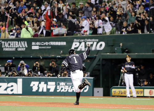西武対ソフトバンク 8回表ソフトバンク1死一塁、内川は中前打を放って2000安打達成で、ベンチにガッツポーズ(撮影・浅見桂子)
