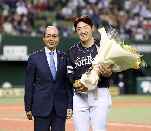 西武対ソフトバンク 通算2000安打を放ち王球団会長(左)から花束を受け取る内川(撮影・栗木一考)
