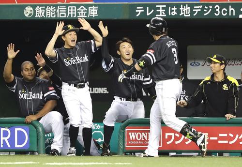 2回表ソフトバンク1死、先制中越え本塁打を放った松田(手前右)を笑顔で迎える内川(中央)ら(撮影・浅見桂子)