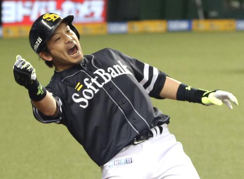 2回表ソフトバンク1死、松田は先制本塁打を放ち、ベンチ前で「熱男」のポーズ(撮影・栗木一考)