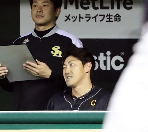 4回表ソフトバンク無死、内川は中飛に倒れベンチに戻って悔しそうな表情を見せる(撮影・浅見桂子)
