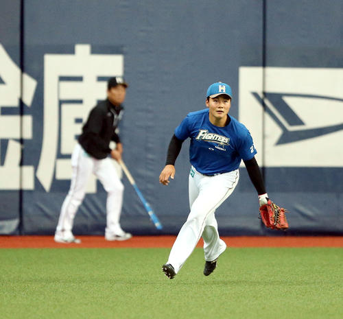 オリックス対日本ハム 試合前、左翼守備練習をする清宮(右手前)。後方は日本ハム栗山監督(撮影・佐藤翔太)