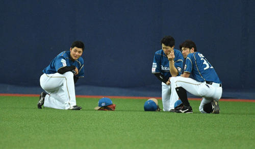 オリックス対日本ハム 7回裏オリックス1死、投手交代の間、外野に集まる左から清宮幸太郎、西川遥輝、大田泰示(撮影・渦原淳)