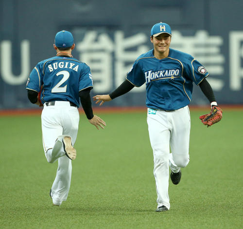 オリックス対日本ハム 9回裏途中で日本ハム杉谷と守備交代する清宮(右)(撮影・佐藤翔太)