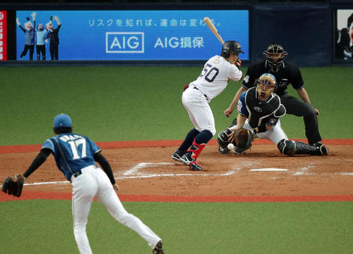 オリックス対日本ハム 12回裏オリックス2死満塁、後逸する鶴岡(撮影・前田充)