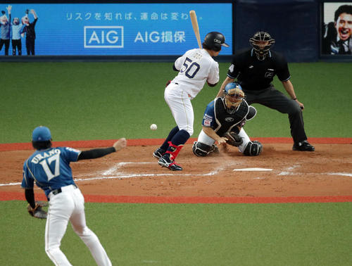 オリックス対日本ハム 12回裏オリックス2死満塁、打者小田の時、ボールをそらす捕手鶴岡(撮影・前田充)