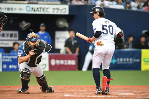 オリックス対日本ハム 12回裏オリックス2死満塁、打者小田の時、ボールをそらす捕手鶴岡(撮影・渦原淳)