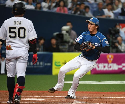 オリックス対日本ハム 12回裏オリックス2死満塁、打者小田のとき、自らの暴投で本塁カバーに入った浦野(右)(撮影・渦原淳)
