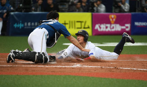 オリックス対日本ハム 12回裏オリックス2死満塁、打者小田の時、捕手鶴岡の悪送球で三塁走者安達が生還する(撮影・渦原淳)