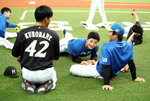 オリックス対日本ハム 試合前、日本ハム黒羽根(左手前)、横尾(右手前)と談笑する清宮(撮影・佐藤翔太)