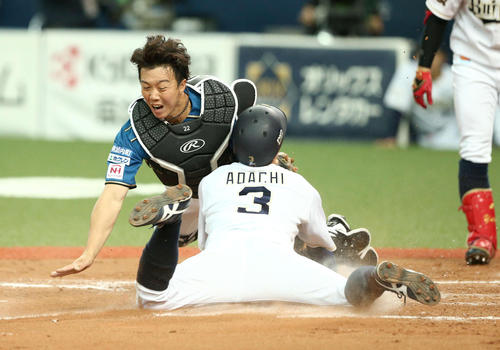 オリックス対日本ハム 12回裏オリックス2死満塁、日本ハム鶴岡(左)の悪送球で、安達がサヨナラの生還を果たす(撮影・佐藤翔太)